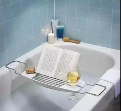 洗澡的时候可以边看看书边喝杯小酒,真是有情调啊